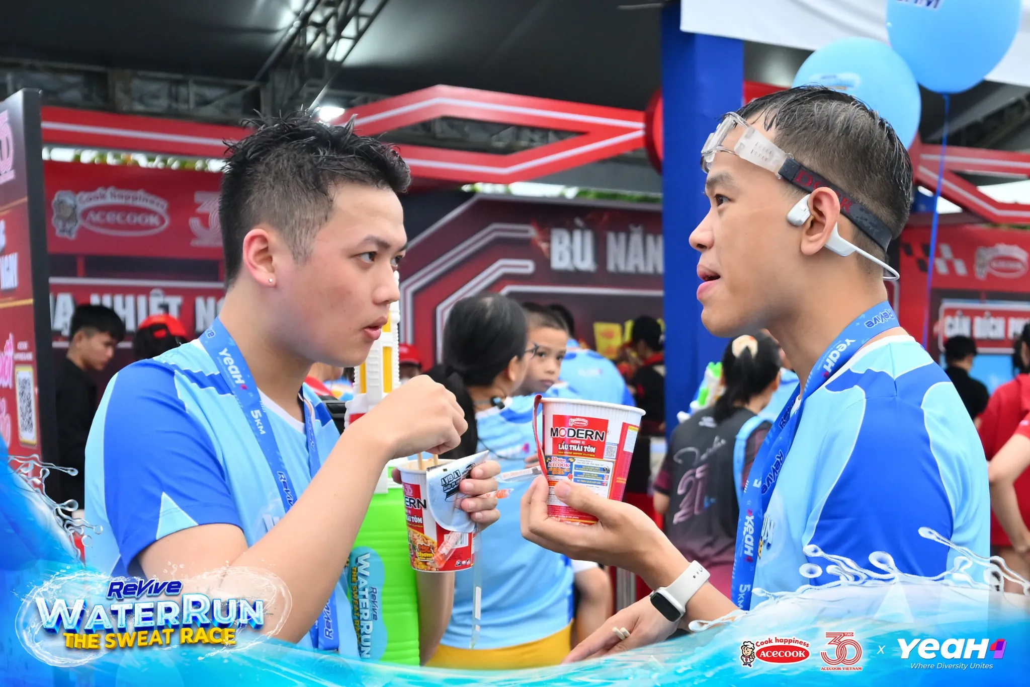 Khách hàng thưởng thức mì nóng hổi và các món ăn đa dạng tại booth Acecook, thể hiện sự hài lòng và năng lượng được tiếp thêm.