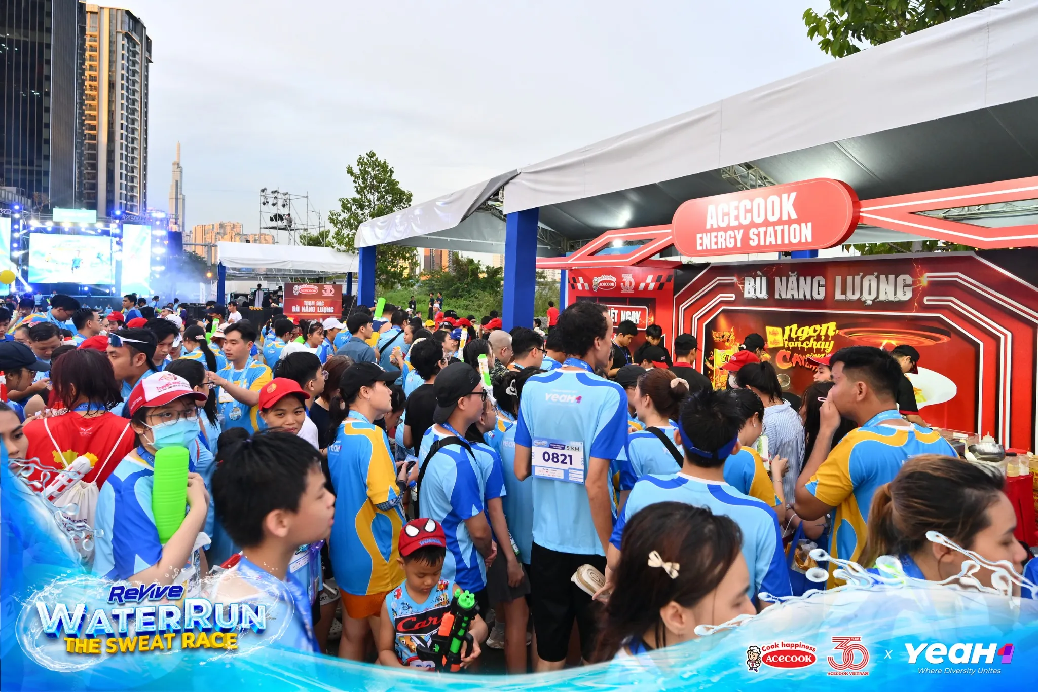 Khách tham gia sự kiện thưởng thức Mì Ly Modern tại khu vực tiếp sức, thể hiện sự hài lòng và sự bổ sung năng lượng hiệu quả.